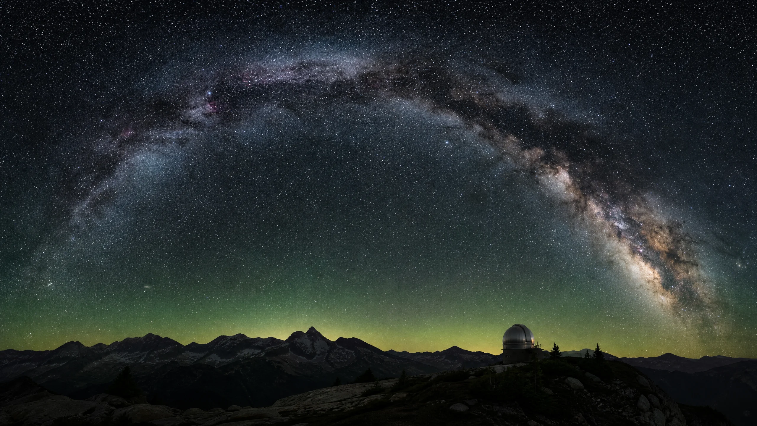 暗夜公园银河全景作为视差背景